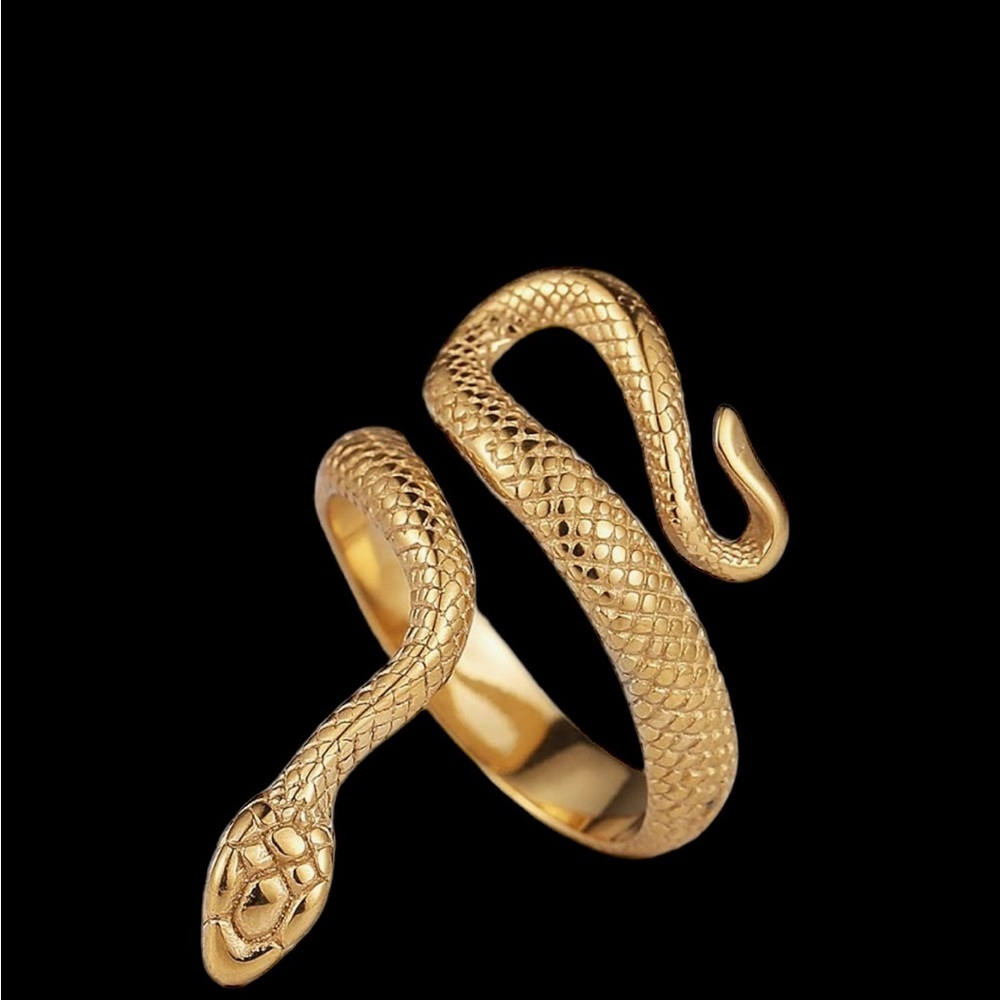 Gold snake ring! Gorgeous!!